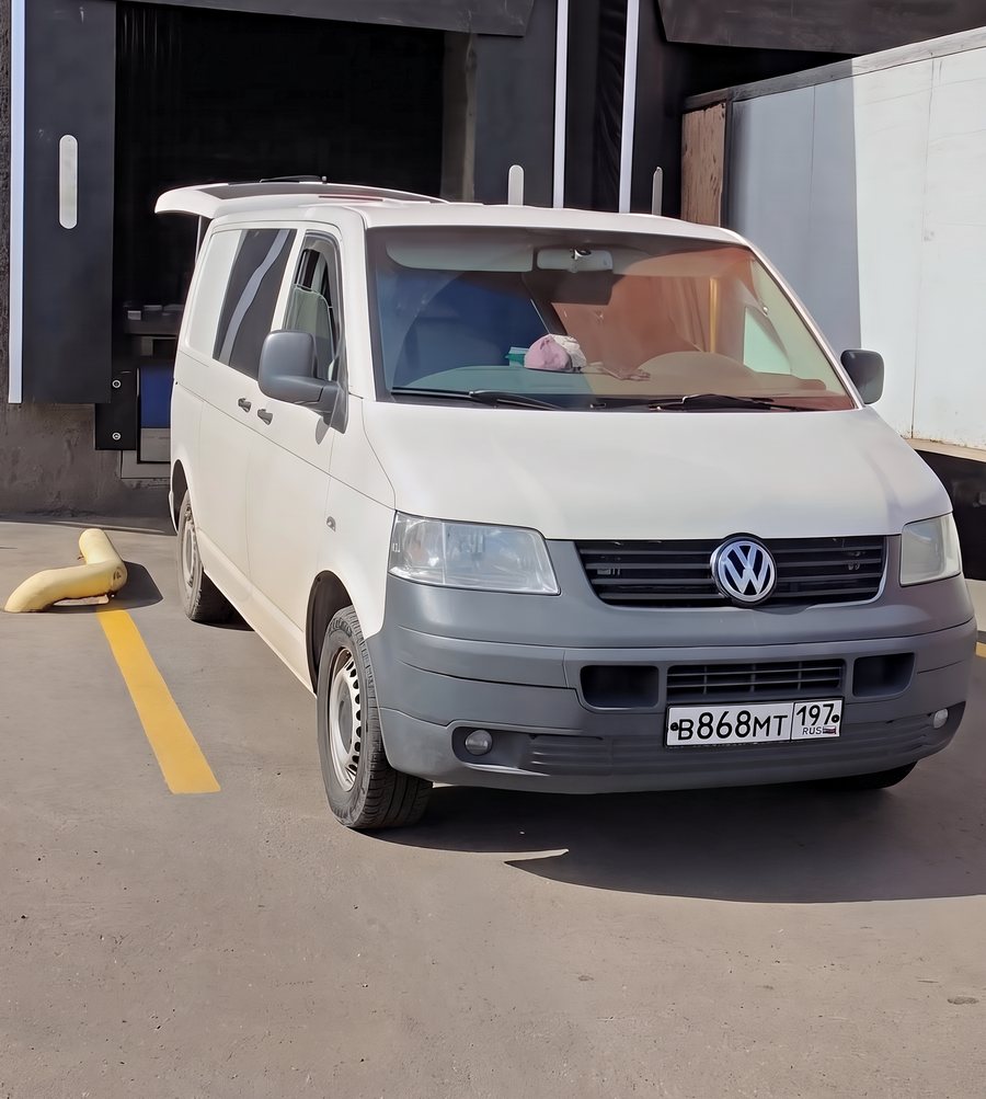 Volkswagen Transporter T5 у складских ворот